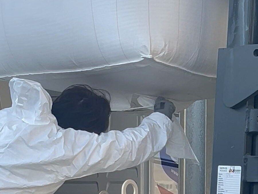 Delavec pri praznilni postaji za big-bag vreče v hali Capris Trans.