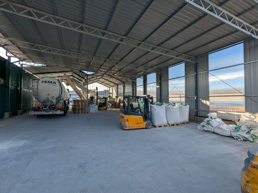 Odprema: silo cisterna v hali, pripravljena za pot do obrata kupca.